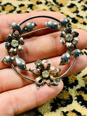 Vintage Krementz Silver Floral Crystal Circle Wreath Brooch Retro Classic EUC